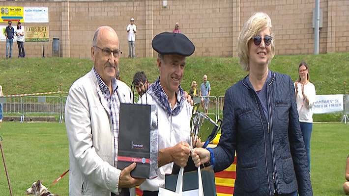 Antonio Alustiza va rebre la copa de mans de l'exconsellera Irene Rigau