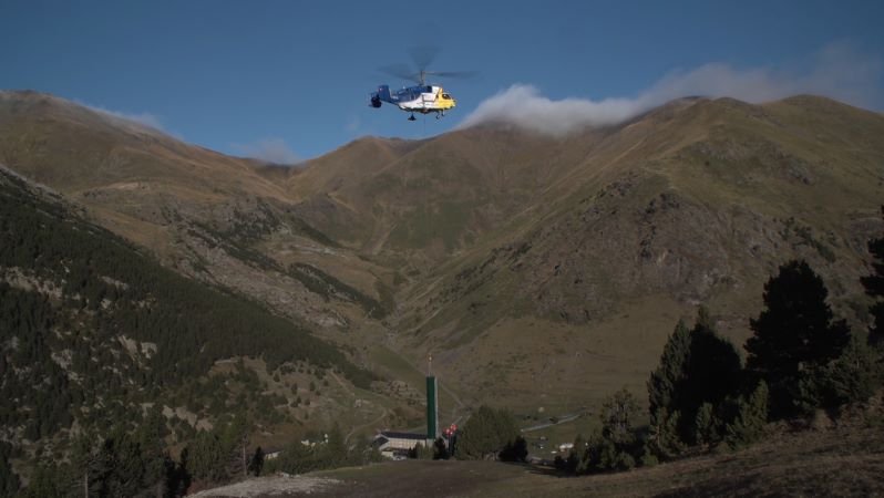 L'helicòpter de grans dimensions en plena acció