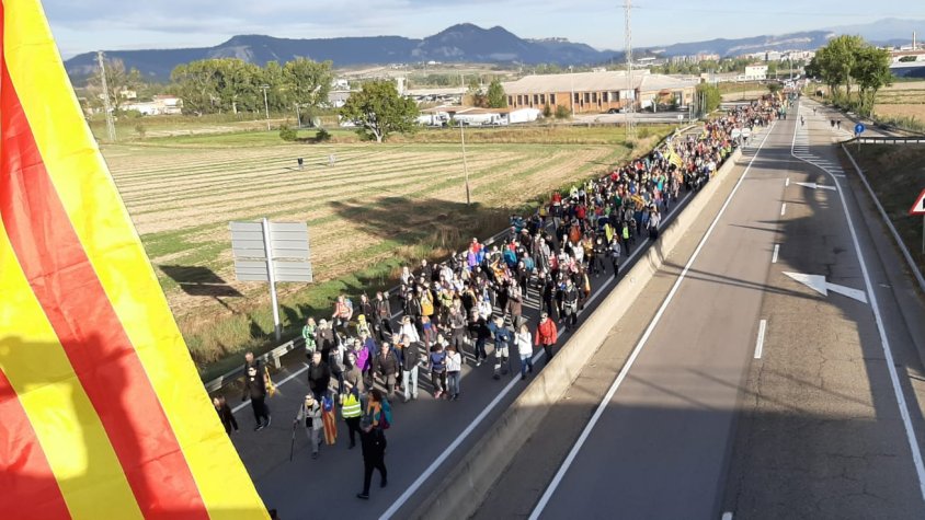 El pas de la columna de Vic, a punt d'entrar a la C-17, en direcció a Barcelona