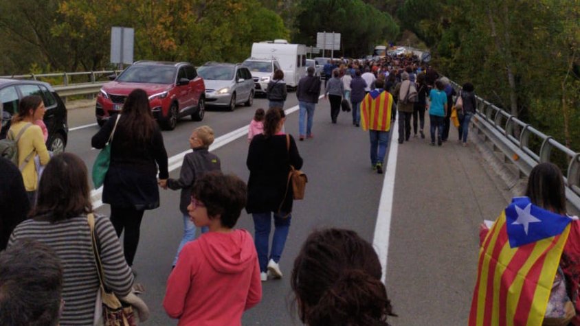 La marxa per la C-17 cap a la rotonda de l'entrada de Ripoll