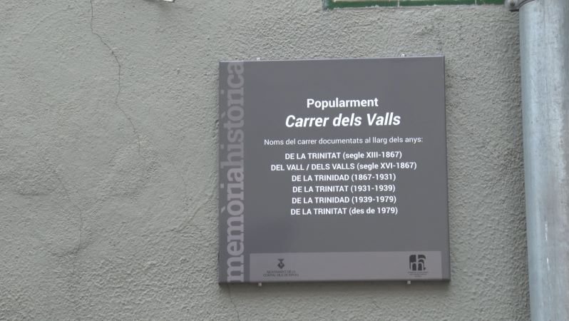 Una de les plaques està situada al carrer Trinitat