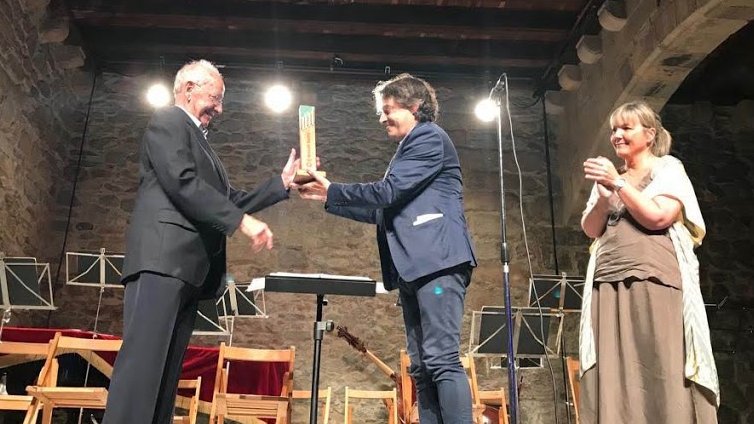 Joan Amils rebent la distinció Guifré el passat juliol