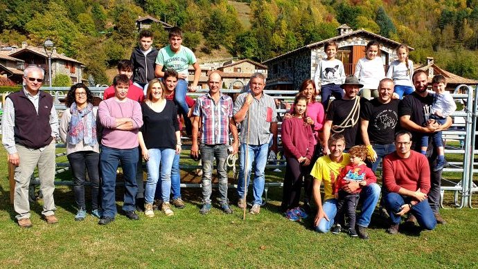 Foto de família de ramaders i autoritats al Camp del Toro de Llanars