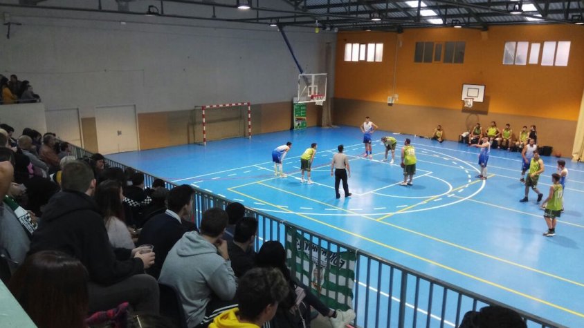 Bona assistència de públic per veure el derbi