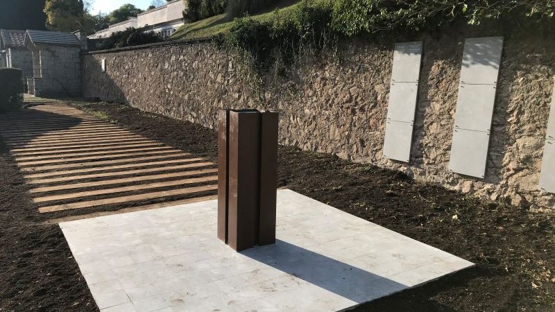 La zona d'espargiment de cendres al cementiri de Ripoll