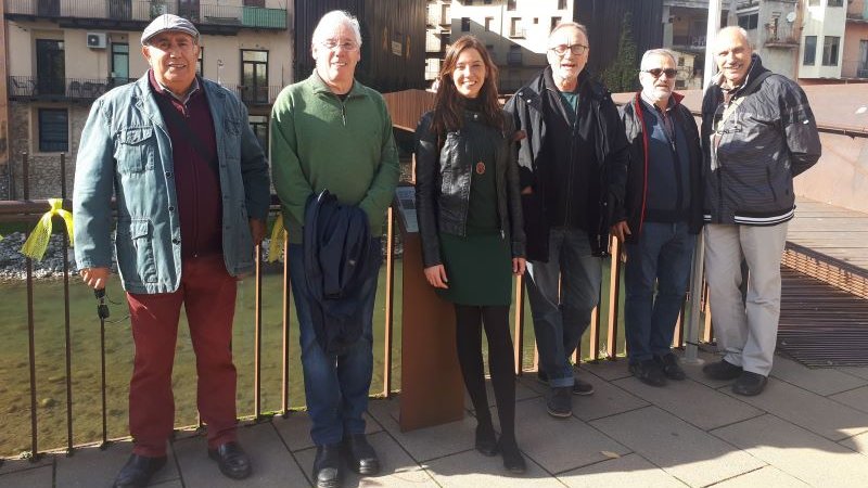 Laura López, acompanyada de persones vinculades amb la formació, en la visita d'aquest dimecres a Ripoll