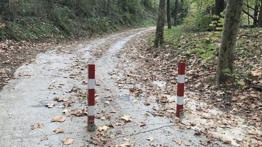 Les pilones prohibeixen accedir al Raval de Sant Pere a l'alçada de la Font del Sant