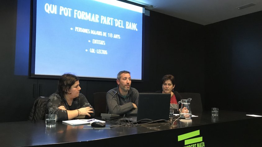 Presentació del banc del temps del Ripollès a la biblioteca Lambert Mata de Ripoll, aquest dimarts
