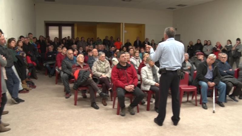 Ple de veïns a la sala del Molí per assistir a la reunió amb els Mossos
