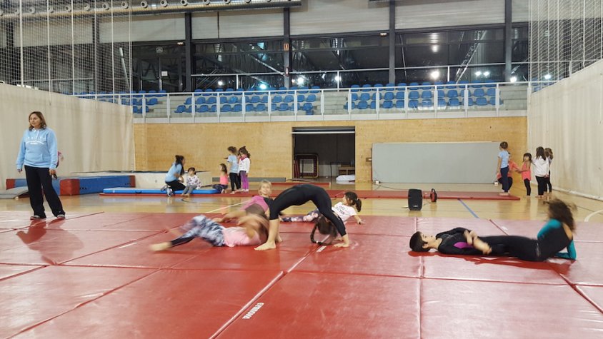 Un entrenament de les integrants de l'escola de gimnàstica artística de Ripoll