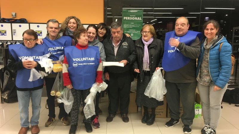Un grup de voluntaris a un dels supermercats de Ripoll