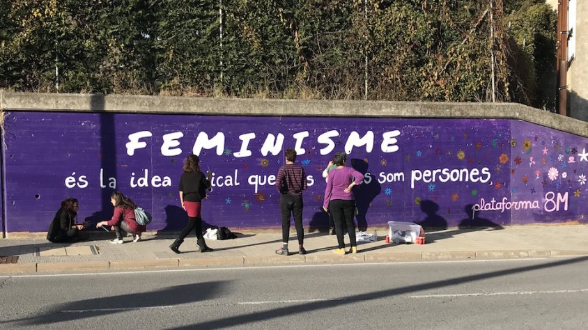 Flors al mural del 8M a Ripoll