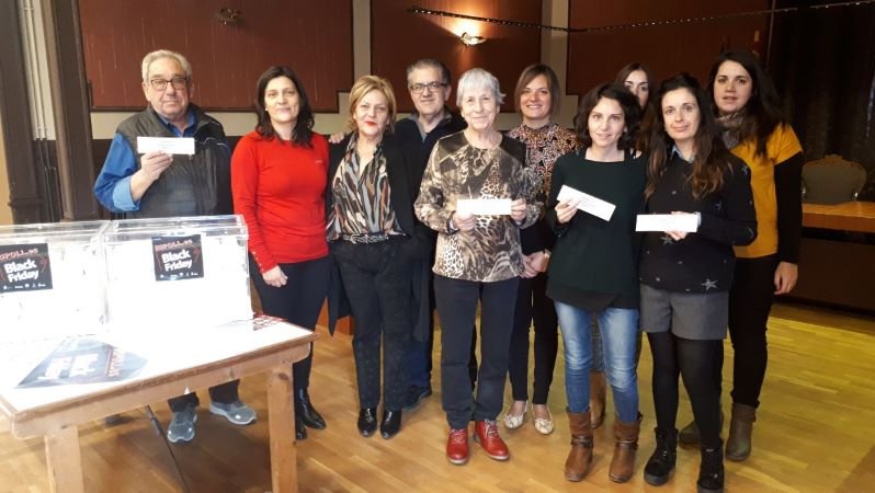 Foto de família del sorteig de la campanya del Black Friday a Ripoll