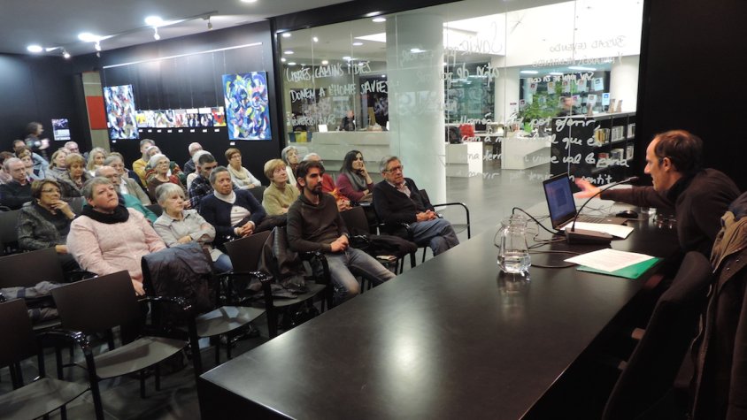 Xerrada d'Agustí Dalmau a la Biblioteca, amb molt de públic