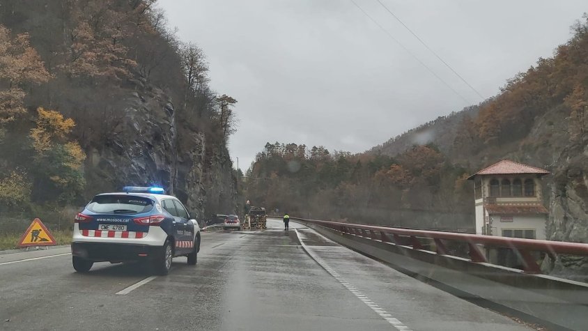 Els Mossos d'esquadra i els bombers han regulat el trànsit i netejat la calçada