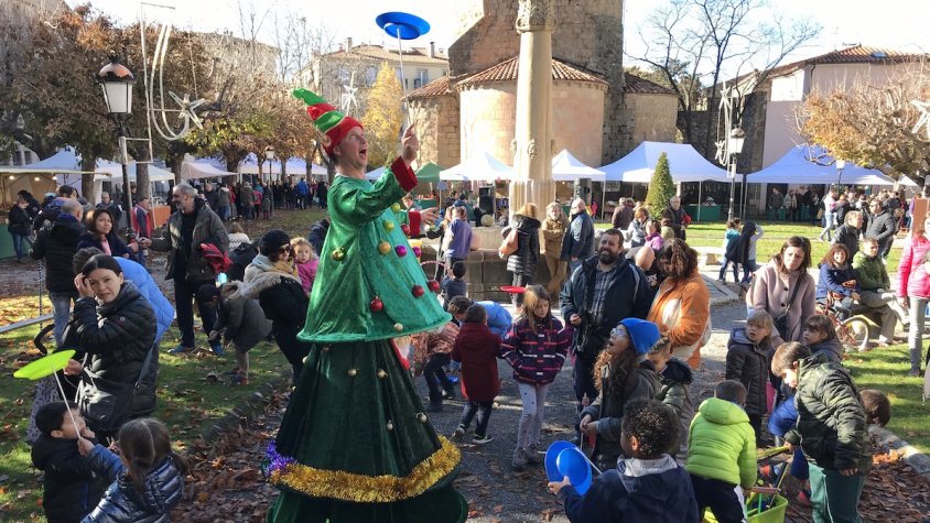Activitats de circ al mercat de Nadal de Sant Joan de les Abadesses