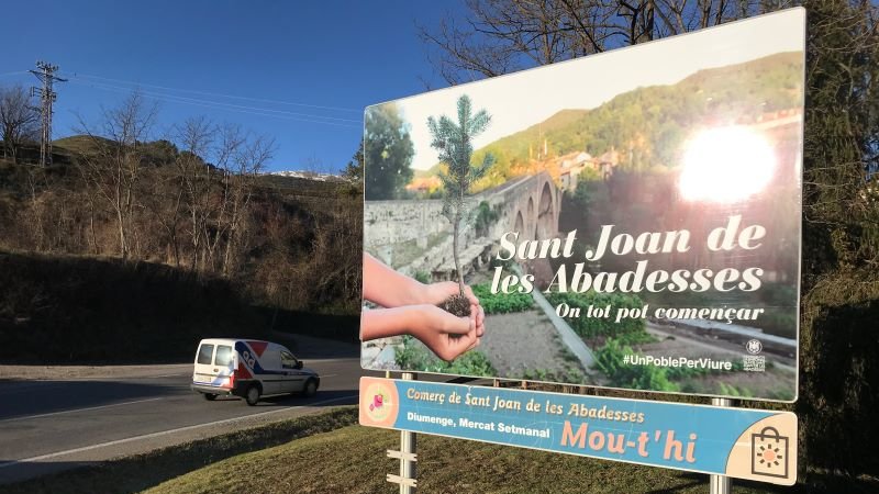 Els cartells són la nova acció promocional de la campanya "Un poble per viure"