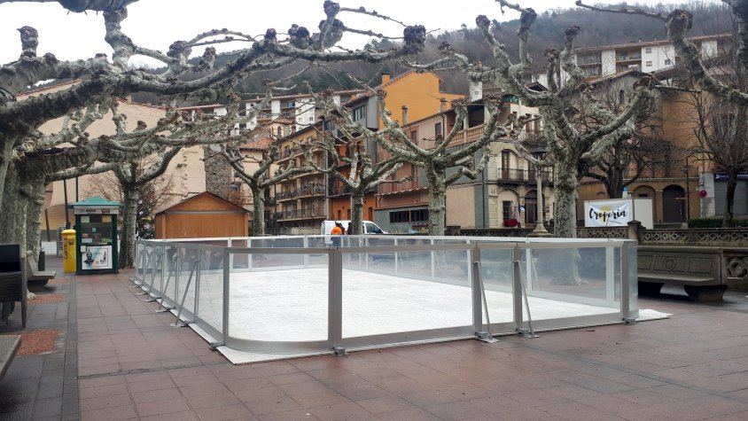 La pista de gel està ubicada a la plaça del Mercat de Ribes de Freser