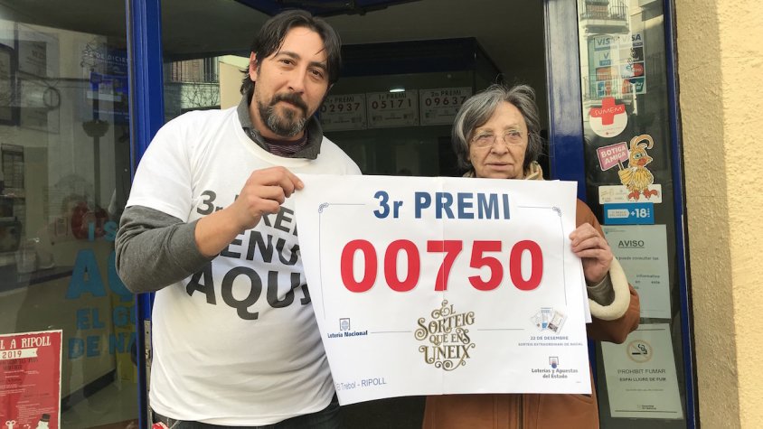 Els propietaris de l'administració El Trèbol de Ripoll amb el premi venut