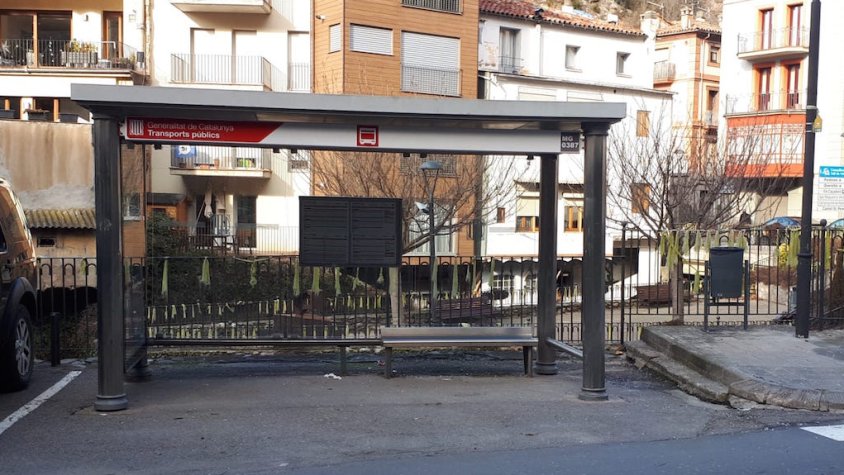 Han trencat el vidre d'aquesta parada de bus a Ribes de Freser