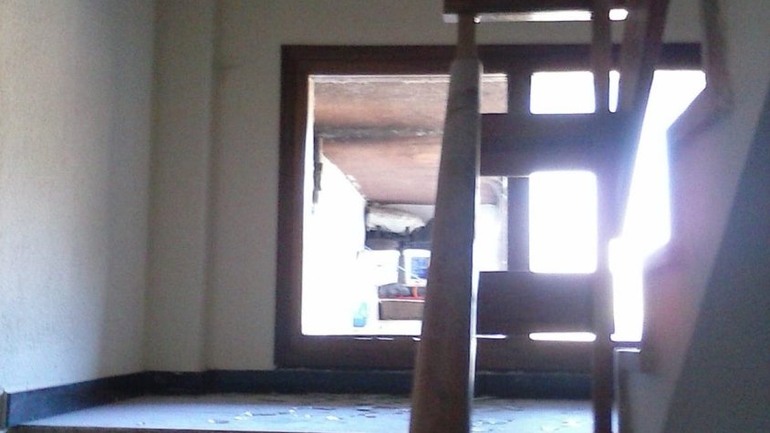 La cuina que s'ha cremat i la finestra trencada per l'incendi