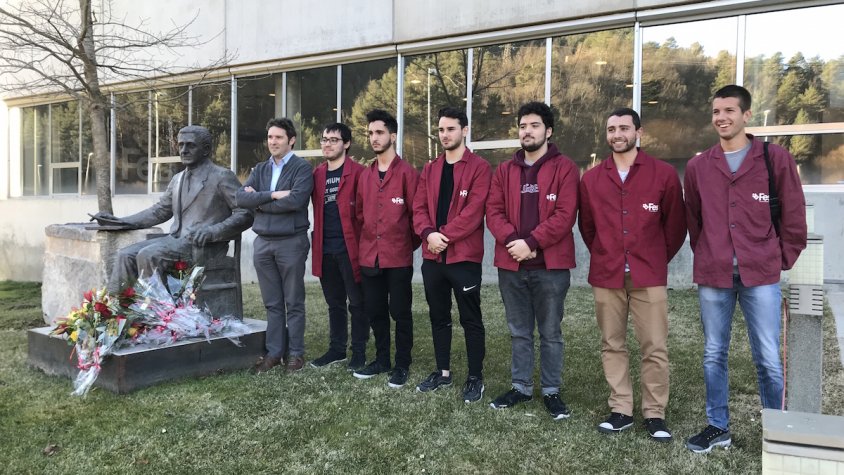 Ofrena floral a l'estàtua d'Eduard Soler