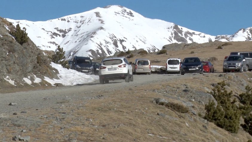 L'aparcametn al final de la pista de Fontalba