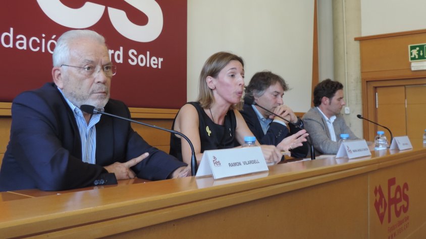 Àngels Chacón dirigint-se als nous alumnes de la FES