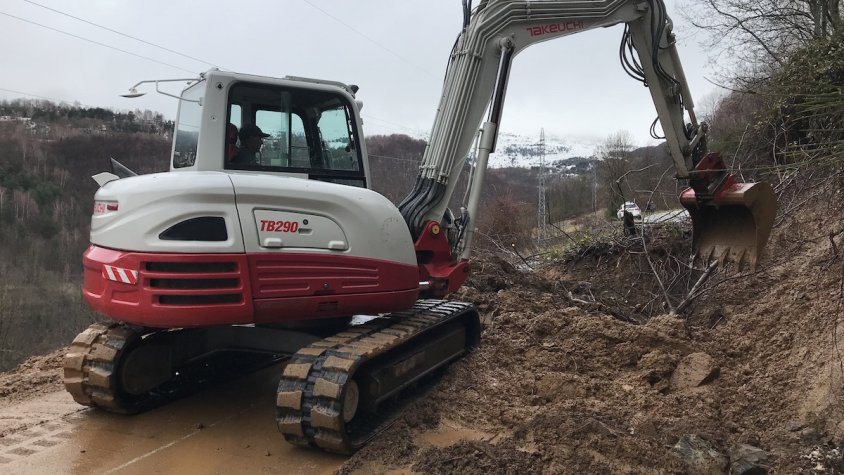 Una excavadora obrint el camí de La Roca a Abella (Vilallonga de Ter) on hi havia una esllavissada