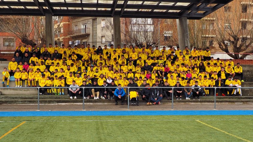 Tots els jugadors i entrenadors de l'Escola Futbol Ripollès, a la presentació oficial de la temporada 2019/20