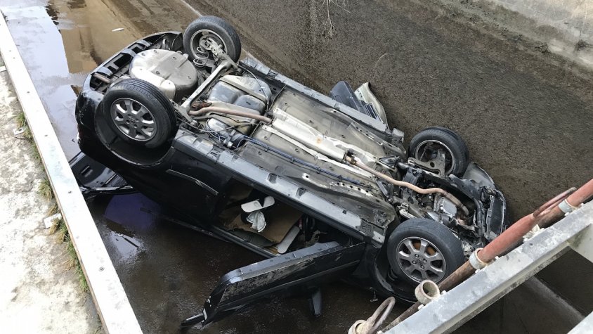 El cotxe ha quedat frenat per la reixa del canal