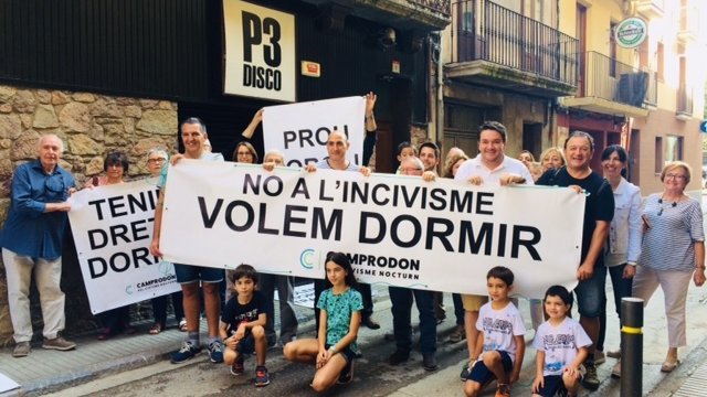 La penjada de pancartes ha estat una de les primeres accions de l'associació "Camprodon pel civisme nocturn"