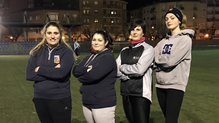 Un grup de noies entrena rugbi cada dimarts al camp de Ripoll