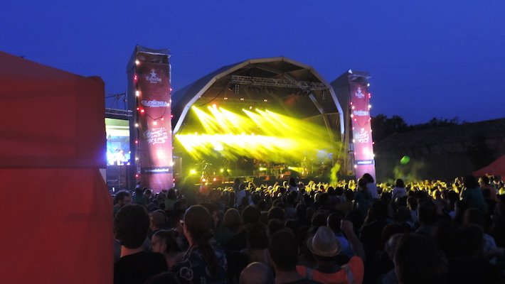 Ple de gom a gom al concert de Txarango al Clownia Festival 2018