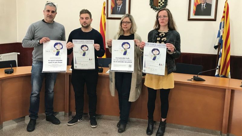 Carles Mateu, Àlex Medrano, Mònica Santjaume i Sara Méndez amb els cartells de la campanya