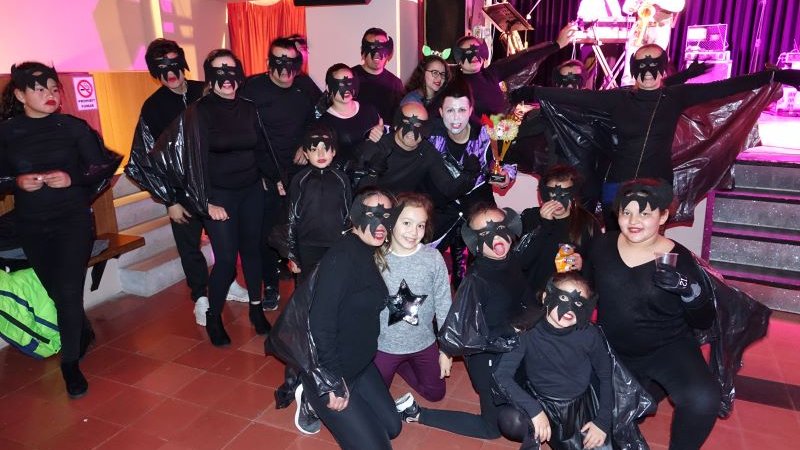 Foto de família dels "murciélagos" amb el primer premi del concurs de disfresses