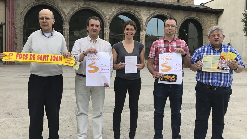 Membres de Tradicat i Òmnium Cultural presenten els actes de la flama al Ripollès