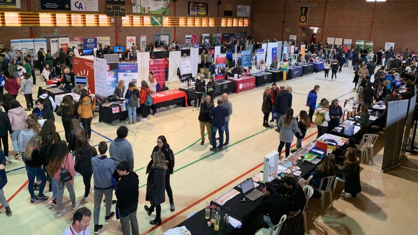 Granafluència d'estudiants a l'Univers Jove aquest dimarts al matí