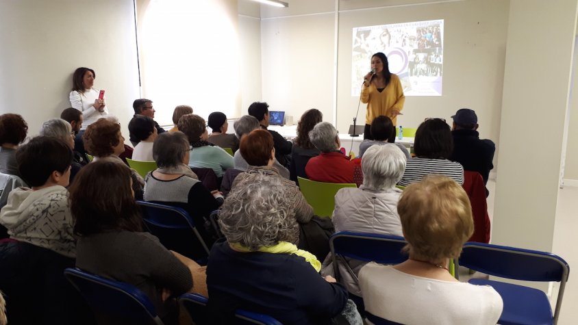 Marion Jaimes explicant la seva experiència amb el càncer