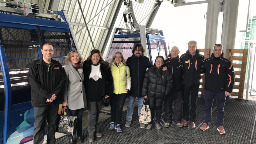 Foto de família de les autoritats amb el nou telefèric