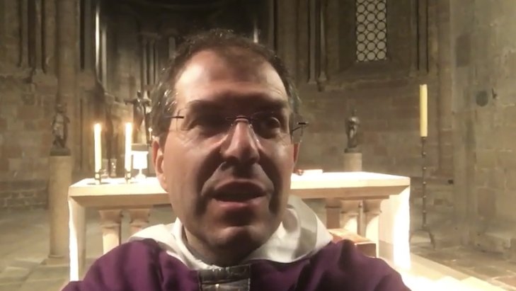 El mossèn en un dels vídeos que ha penjat