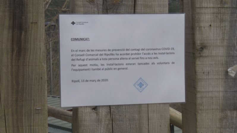 El comunicat del Consell Comarcal a l'entrada del Refugi d'animals