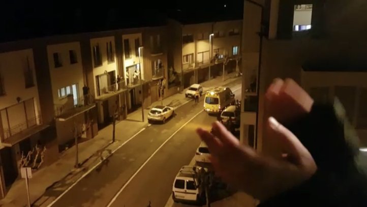 Aplaudiments als sanitaris des de Campdevànol