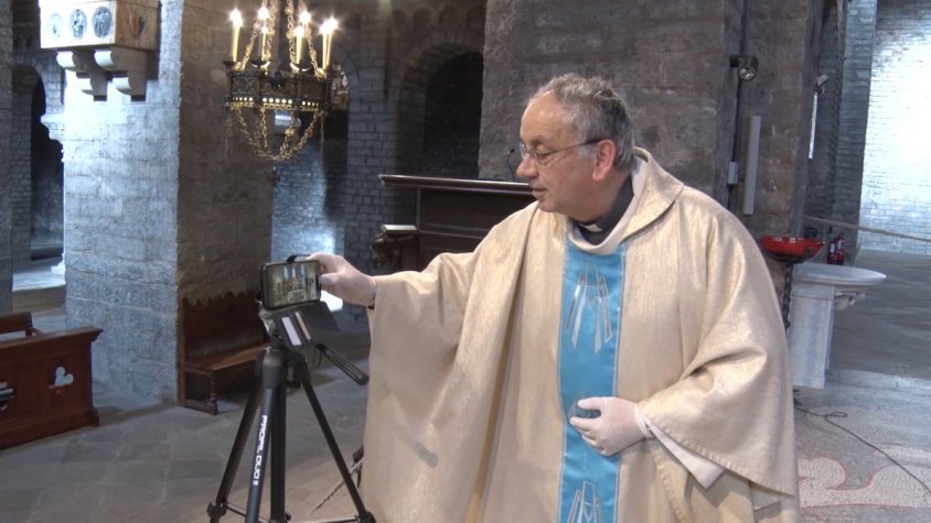 El rector de Ripoll, Joan Carles Serra, gravant una de les misses