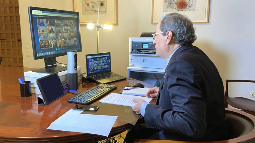 El president de la Generalitat, Quim Torra, reunit per videoconferència amb el president espanyol, Pedro Sánchez, i amb els presidents de les comunitats autònomes, per fer seguiment del coronavirus, des de Palau el 22 de març de 2020 (Horitzontal) diumeng