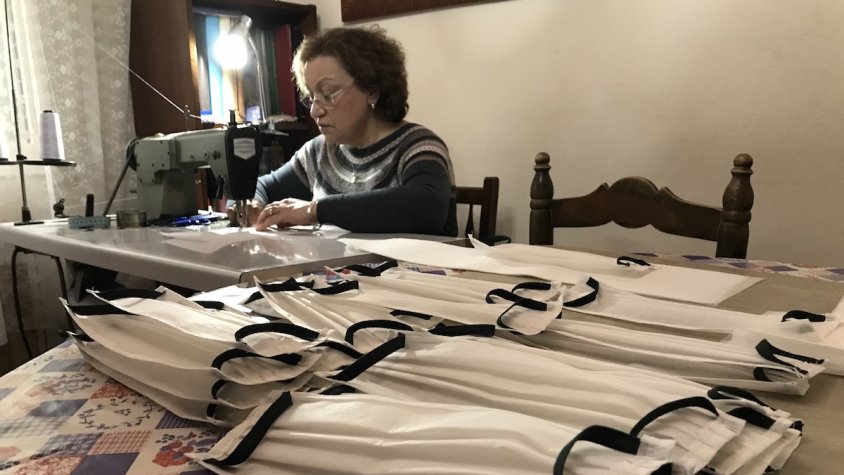 La Montse, cosint mascaretes a casa seva