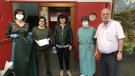 Un grup de cosidores fan entrega de mascaretes i bates a l'Hospital
