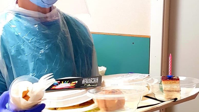 El pastís que ha portat el personal sanitari al pacient