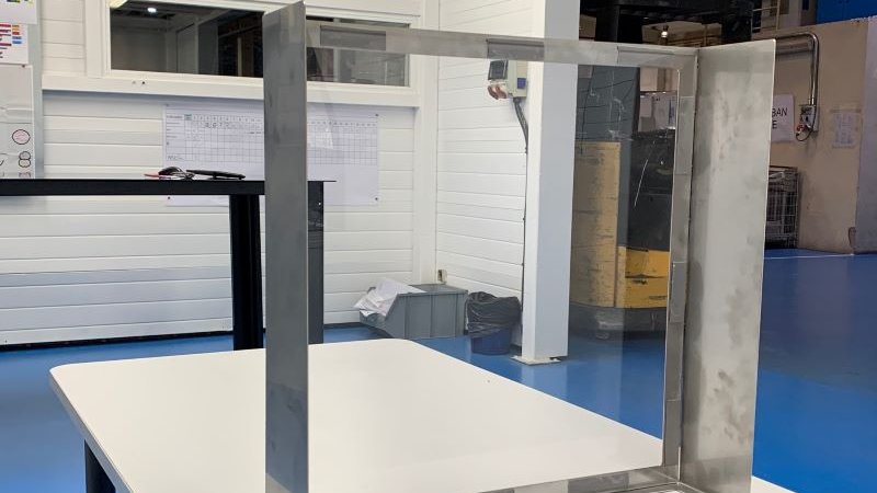 La mampara és un exemple del material de protecció que elabora l'empresa