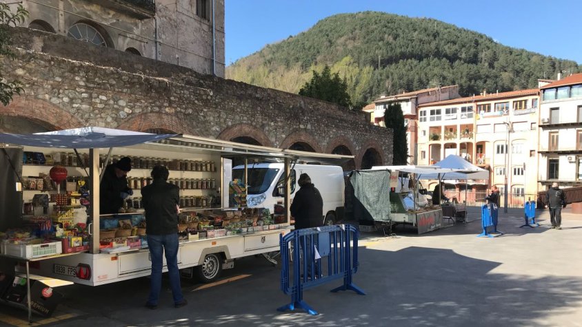Algunes de les poques parades que han pogut formar el mercat de Ripoll